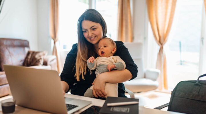 Renda extra para mães: Como mães podem conquistar uma renda extra trabalhando em casa